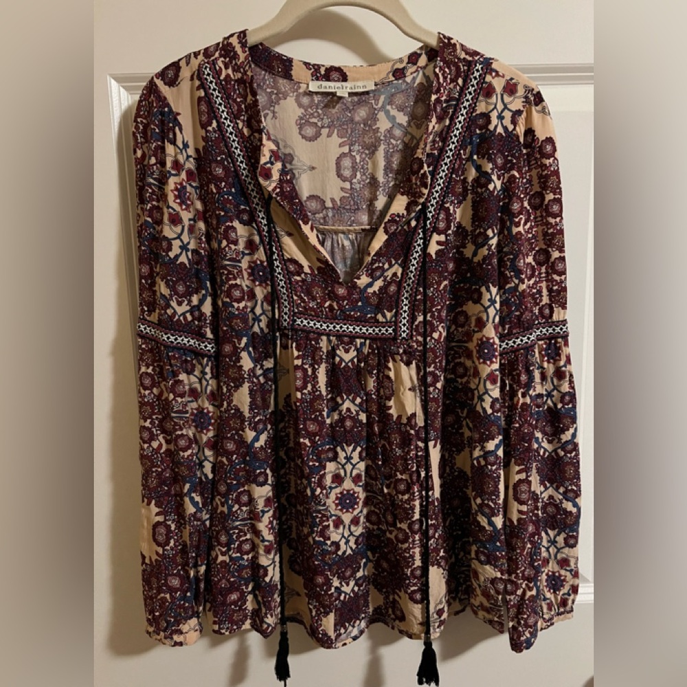 EUC danielrainn floral peasant top. Size M